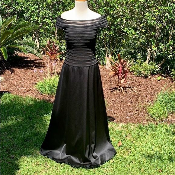 JS Collections Illusion Panel Gown - Picture 2 of 7